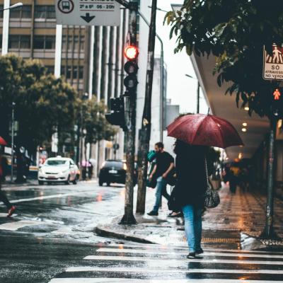 Khắc phục mùi hôi khó chịu trên quần áo sạch trong mùa mưa: Nguyên nhân và giải pháp